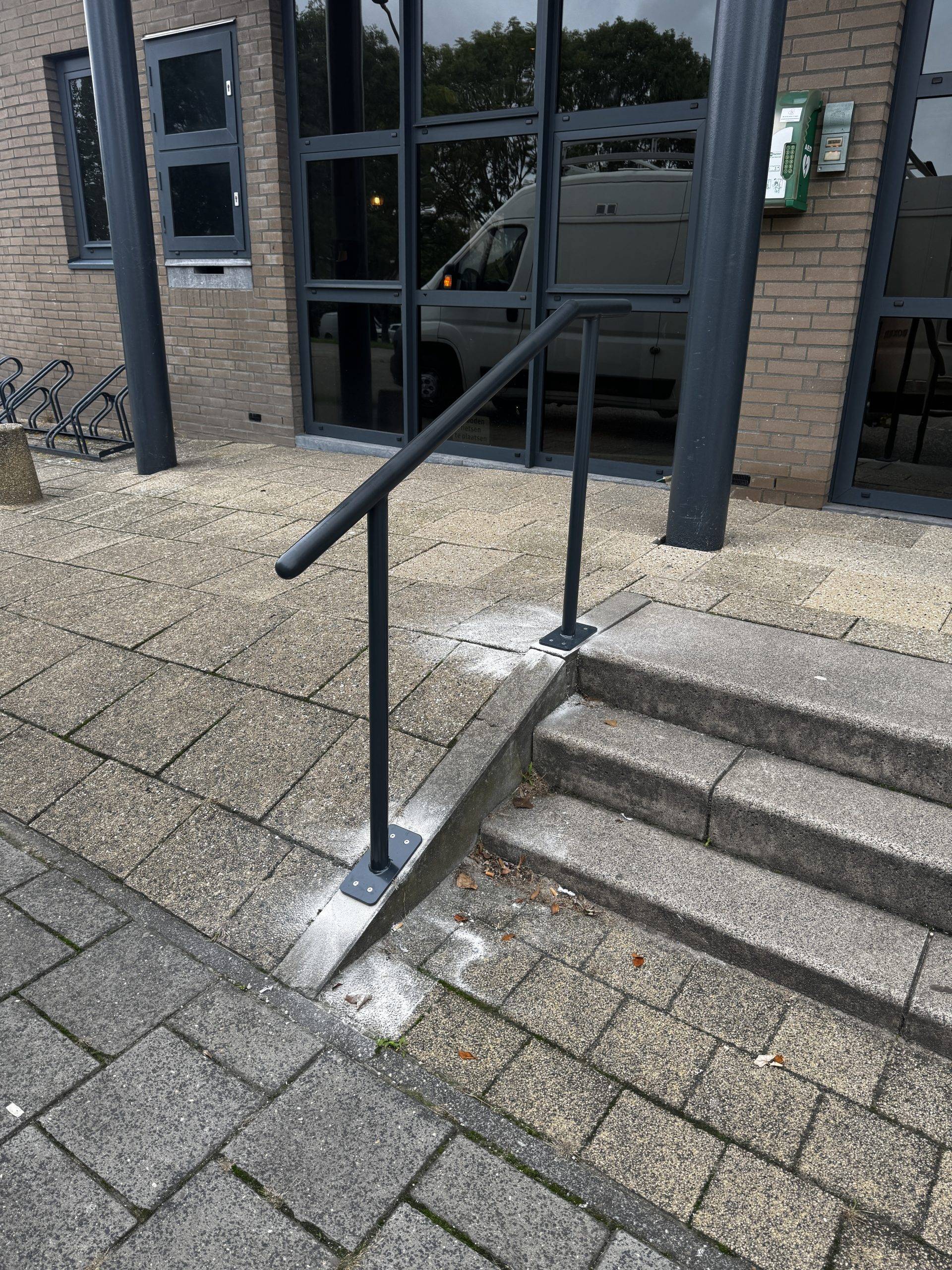 Stalen trapleuning bij Tandartspraktijk De Witte Brug – Papendrecht