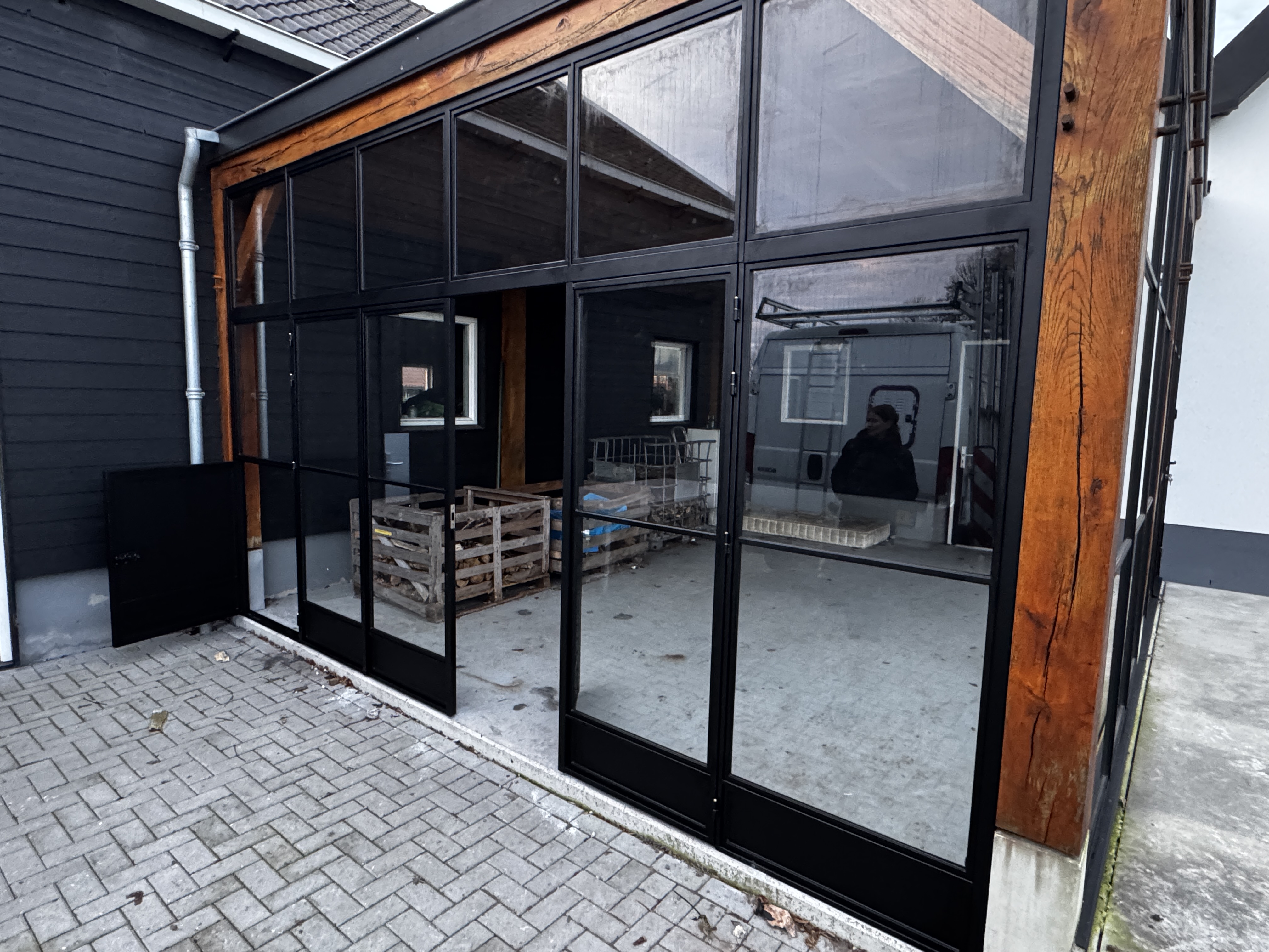 Stijlvolle stalen vouwwand met zijlichten die veel lichtinval biedt in de woning