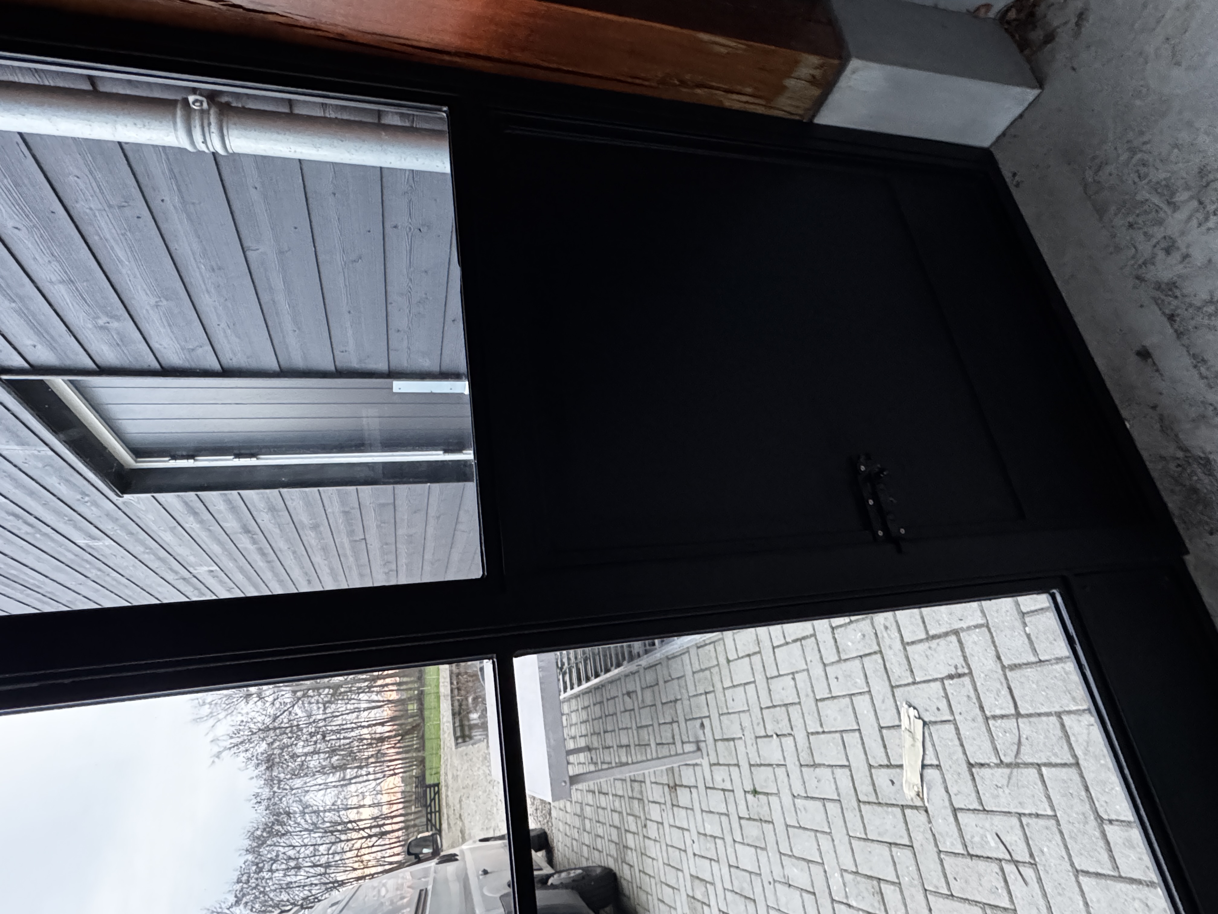 Detail van de slanke stalen profielen en glazen panelen van de vouwwand