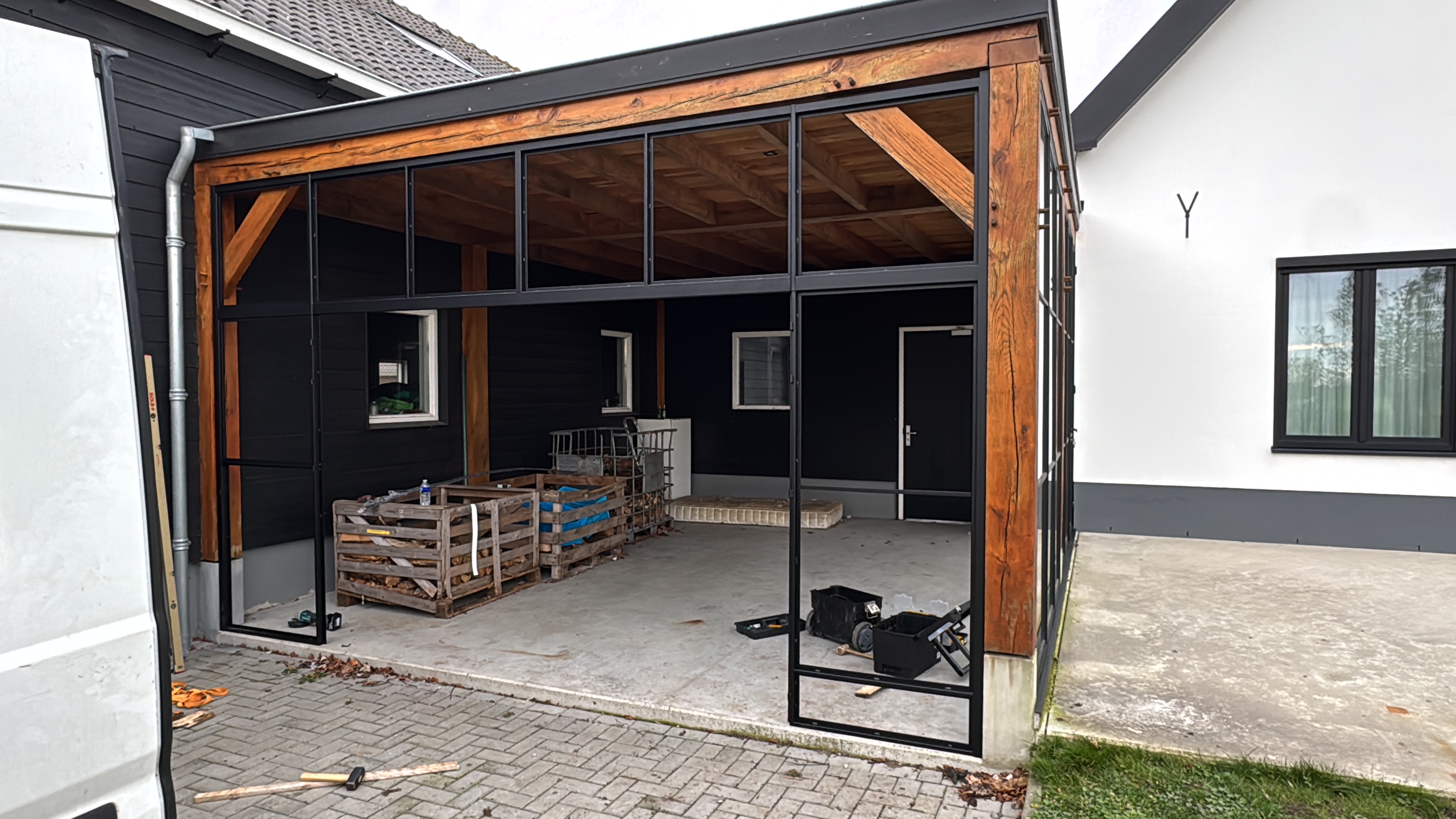 Interieurperspectief van de stalen vouwwand die naadloos opgaat in het design
