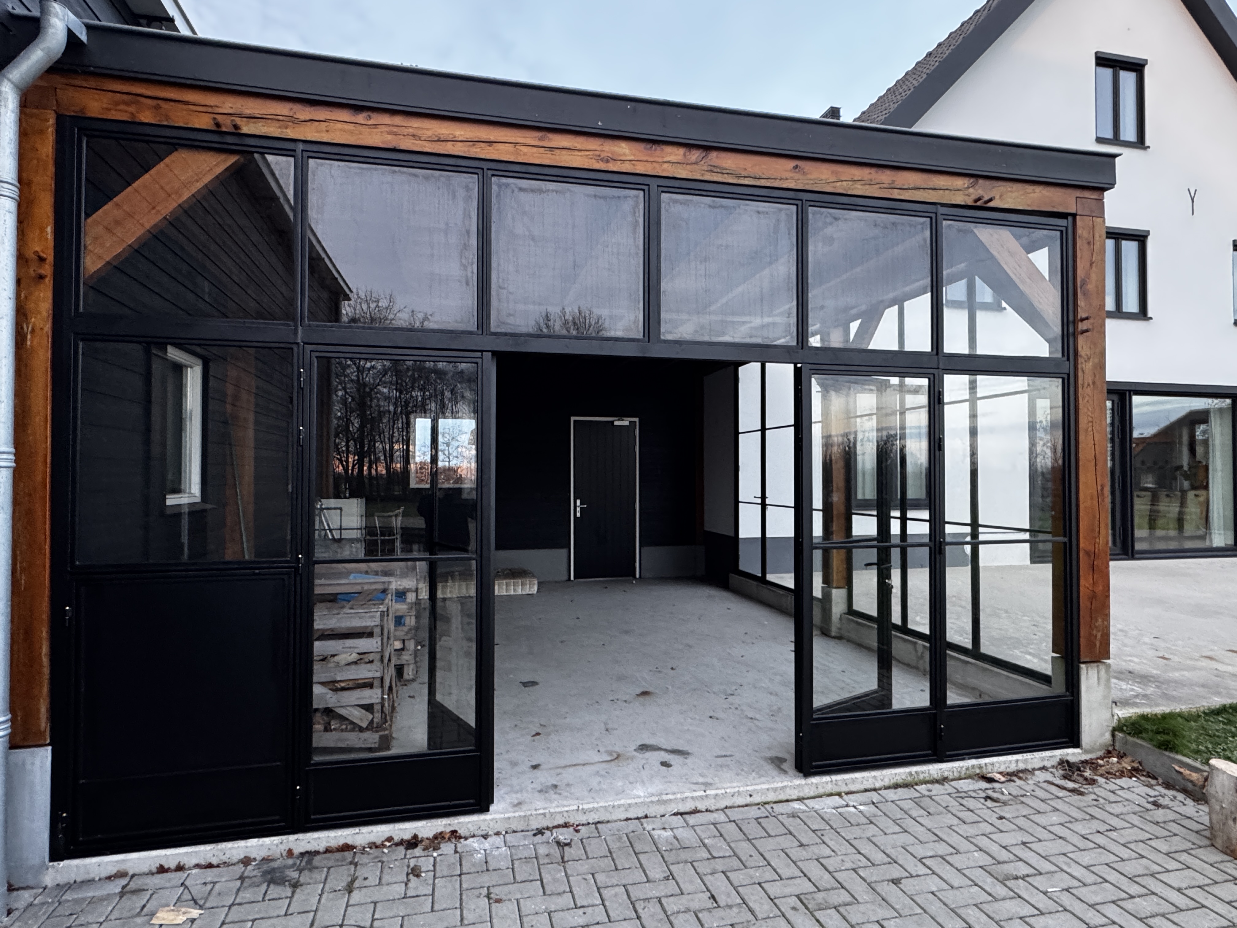 Stalen vouwwand in gesloten toestand, als elegante glazen wand