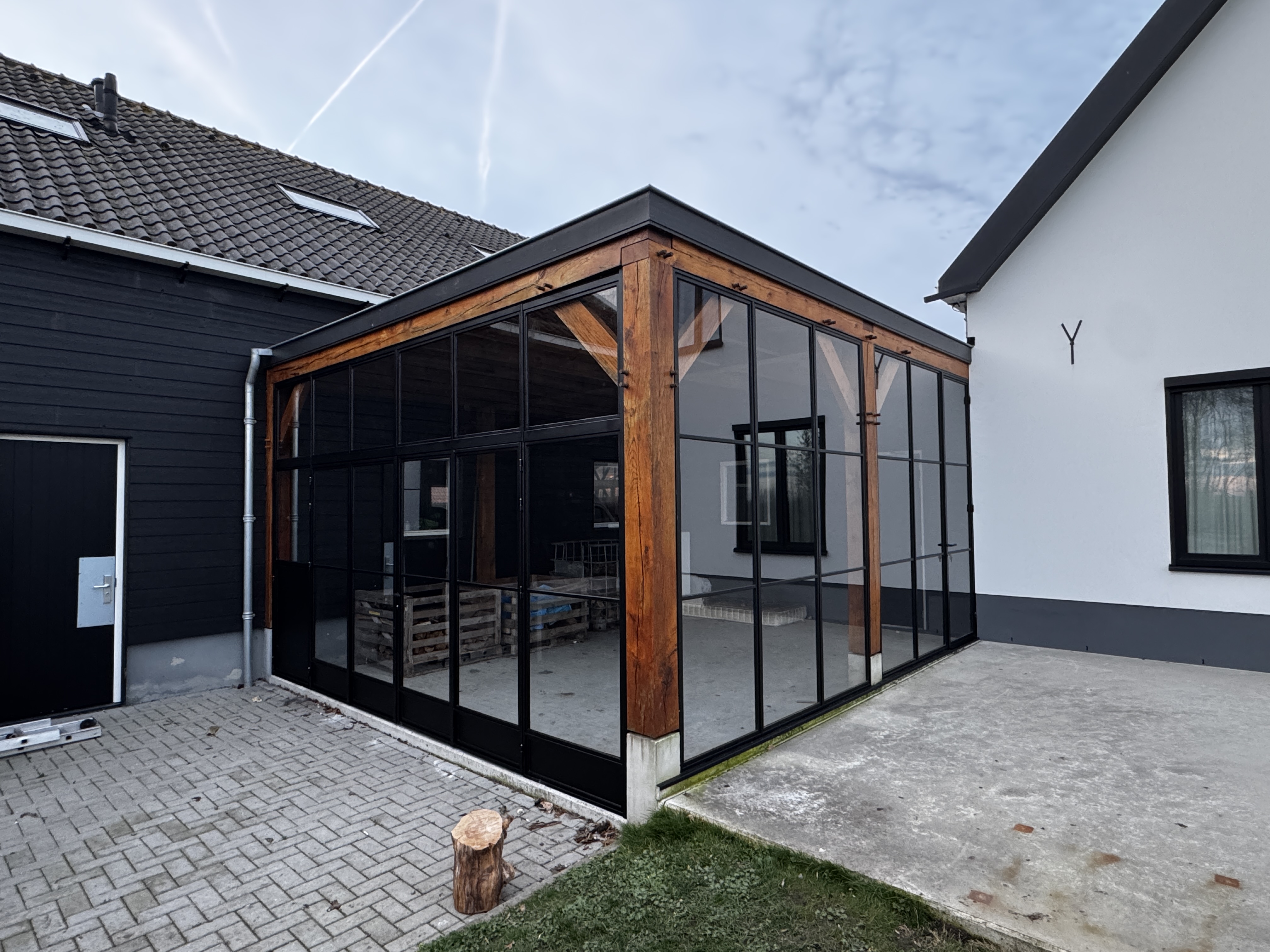 Overzichtsfoto van het project met de stalen vouwwand en aanbouw