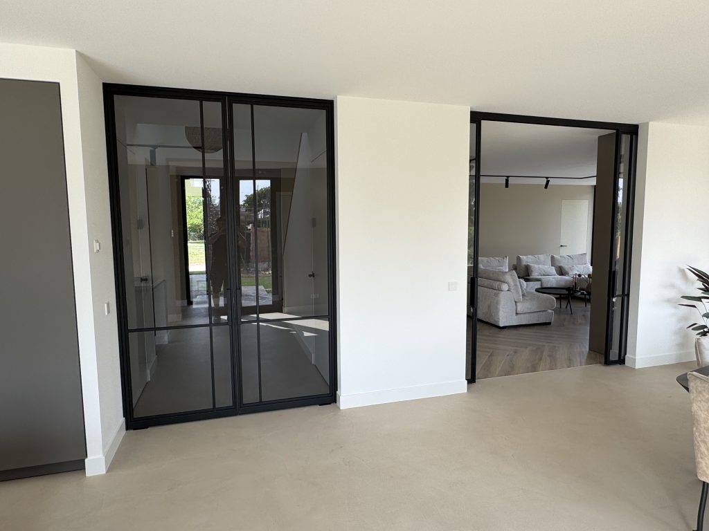 Stalen taatsdeur in RAL 9004 met rookglas in Hendrik-Ido-Ambacht