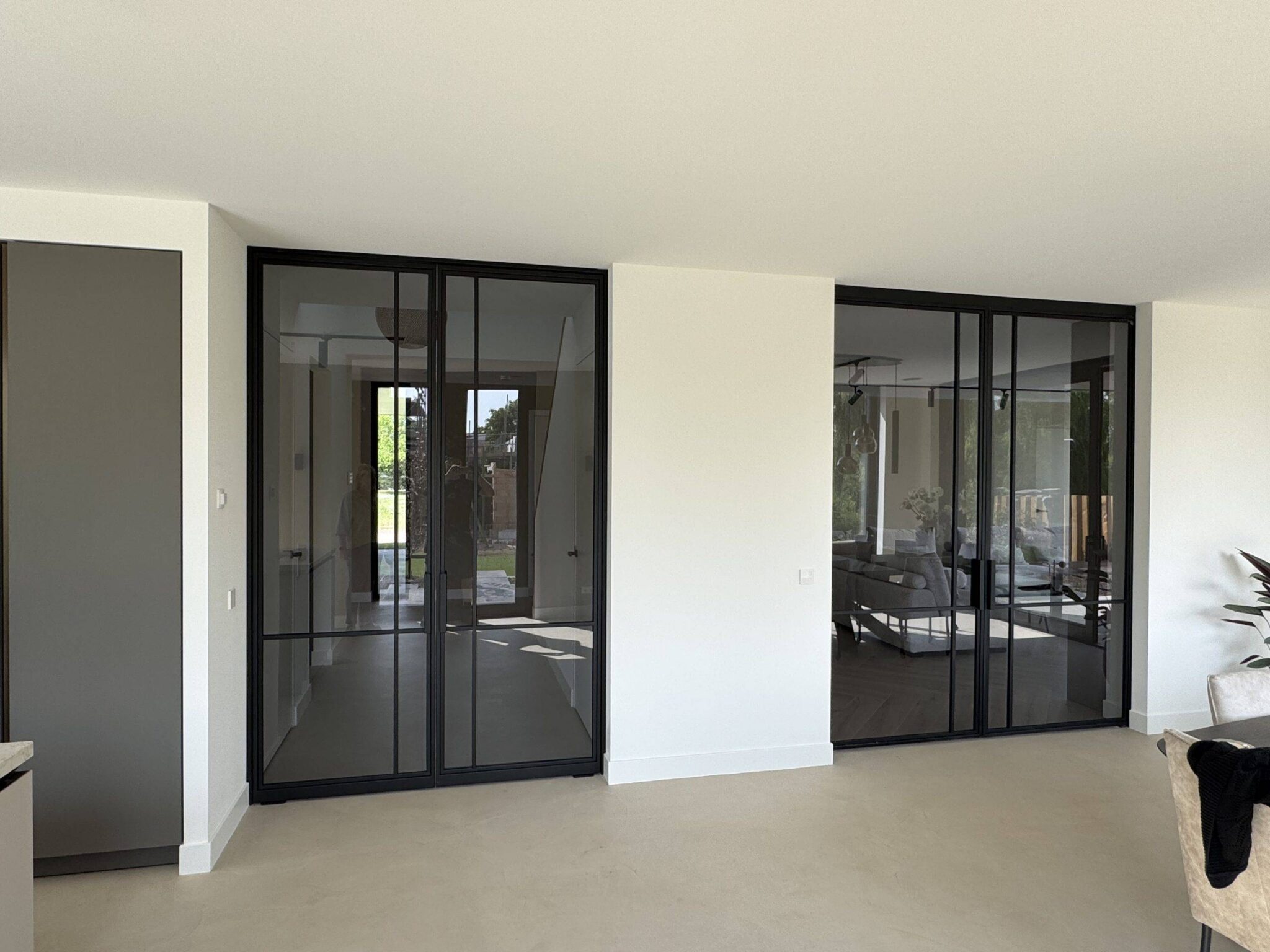 Stalen taatsdeur in RAL 9004 met rookglas in Hendrik-Ido-Ambacht