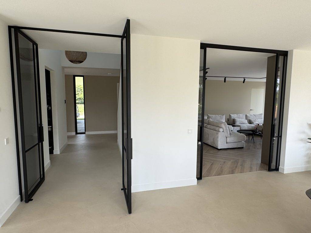 Stalen taatsdeur in RAL 9004 met rookglas in Hendrik-Ido-Ambacht