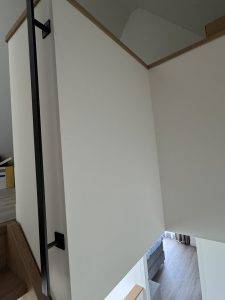 Stalen taatsdeur in RAL 9004 met rookglas in Hendrik-Ido-Ambacht
