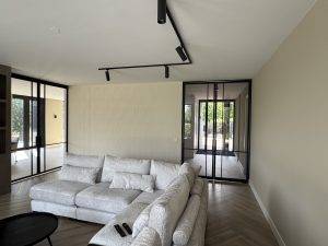 Stalen taatsdeur in RAL 9004 met rookglas in Hendrik-Ido-Ambacht