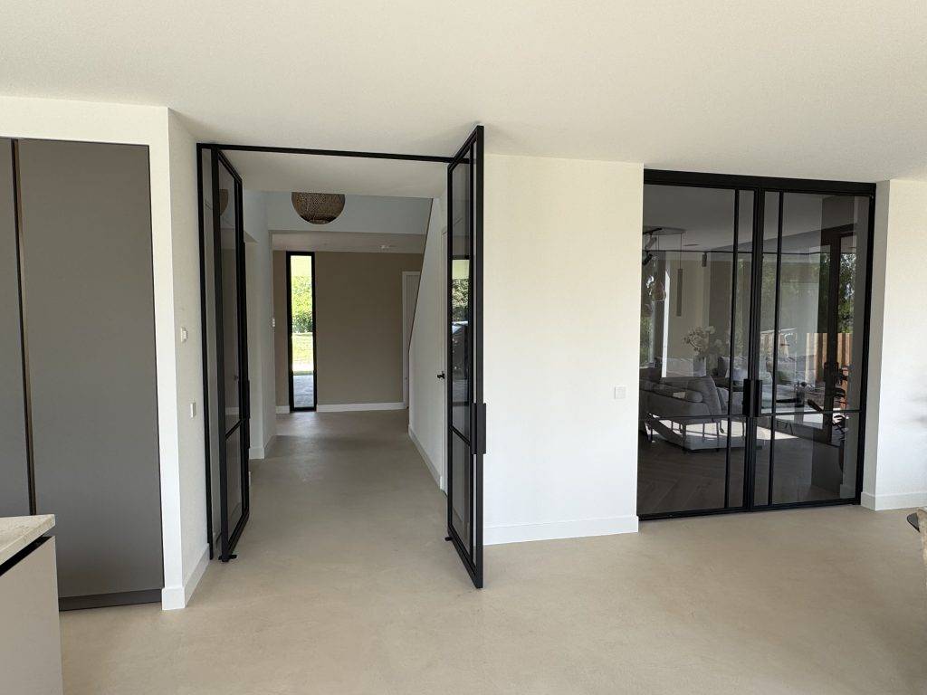 Stalen taatsdeur in RAL 9004 met rookglas in Hendrik-Ido-Ambacht