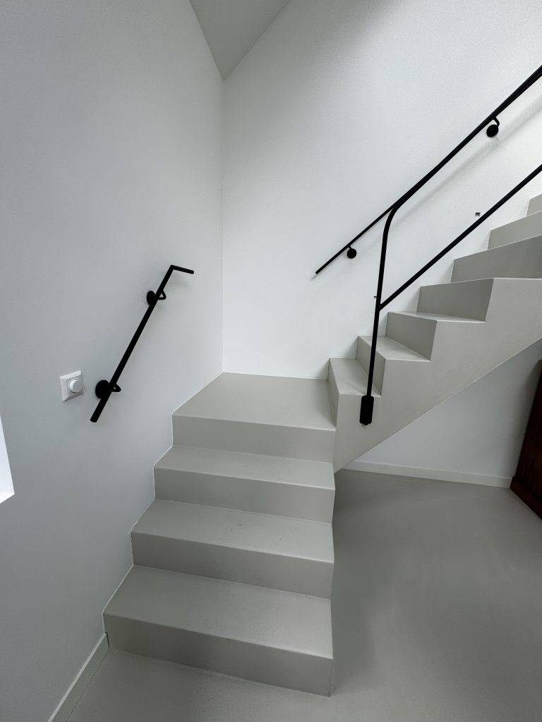 Stalen trapleuning en balustrade in moderne vide — Heiloo