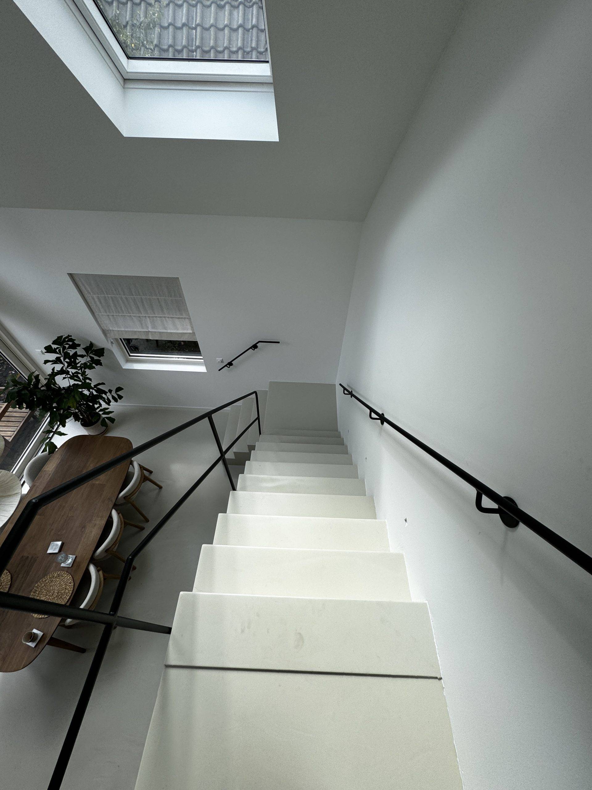Stalen trapleuning en balustrade in moderne vide in Heiloo