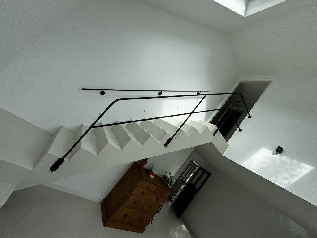 Stalen trapleuning en balustrade in moderne vide in Heiloo