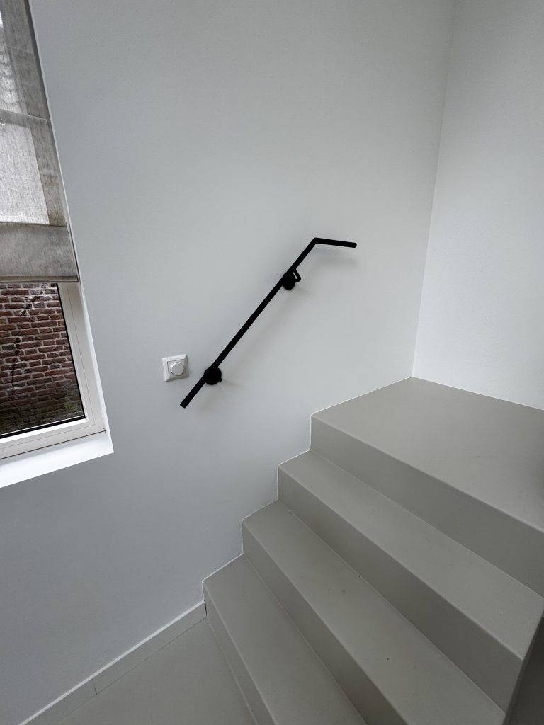 Stalen trapleuning en balustrade in moderne vide in Heiloo