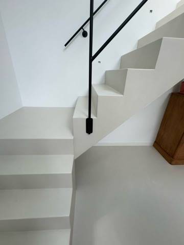 Stalen trapleuning en balustrade in moderne vide in Heiloo