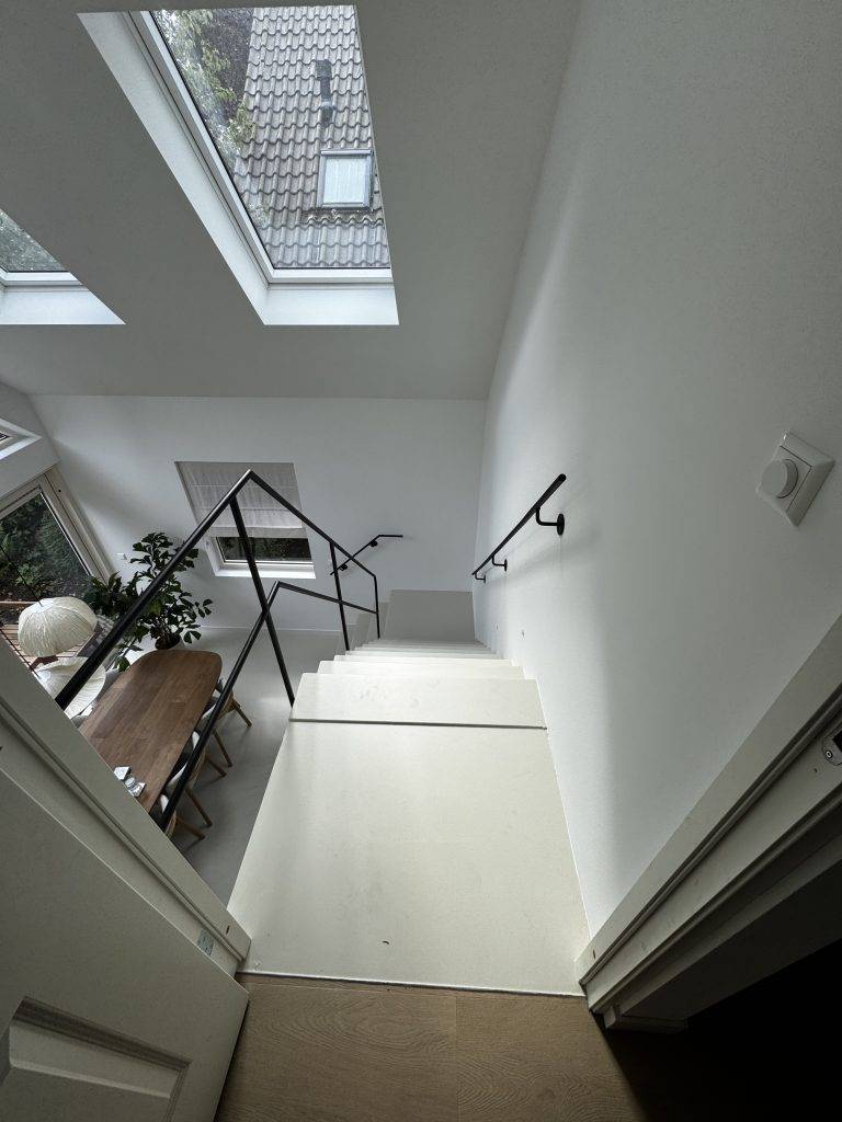 Stalen trapleuning en balustrade in moderne vide in Heiloo